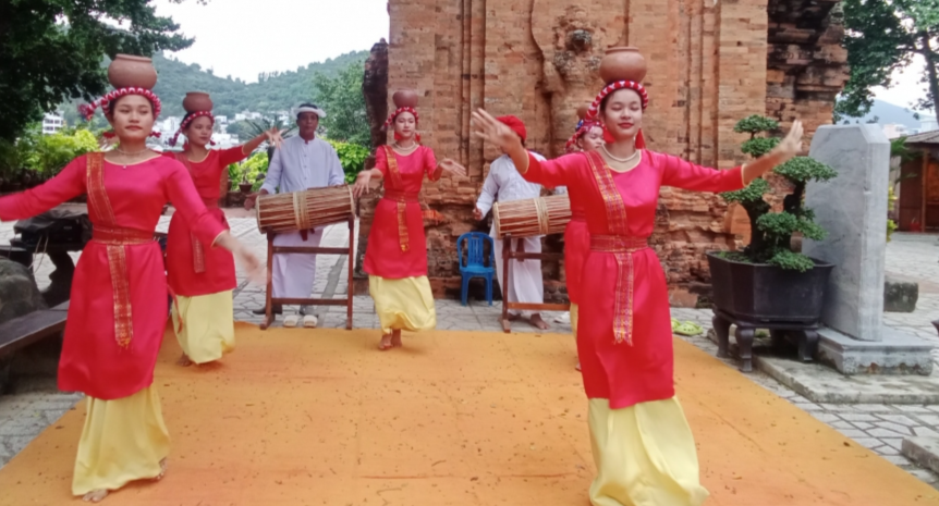 Trong những ngày Tết, biểu diễn múa Chăm tại tháp bà Ponagar vẫn nhộn nhịp phục vụ người dân và du khách. Ảnh: Hương Thảo