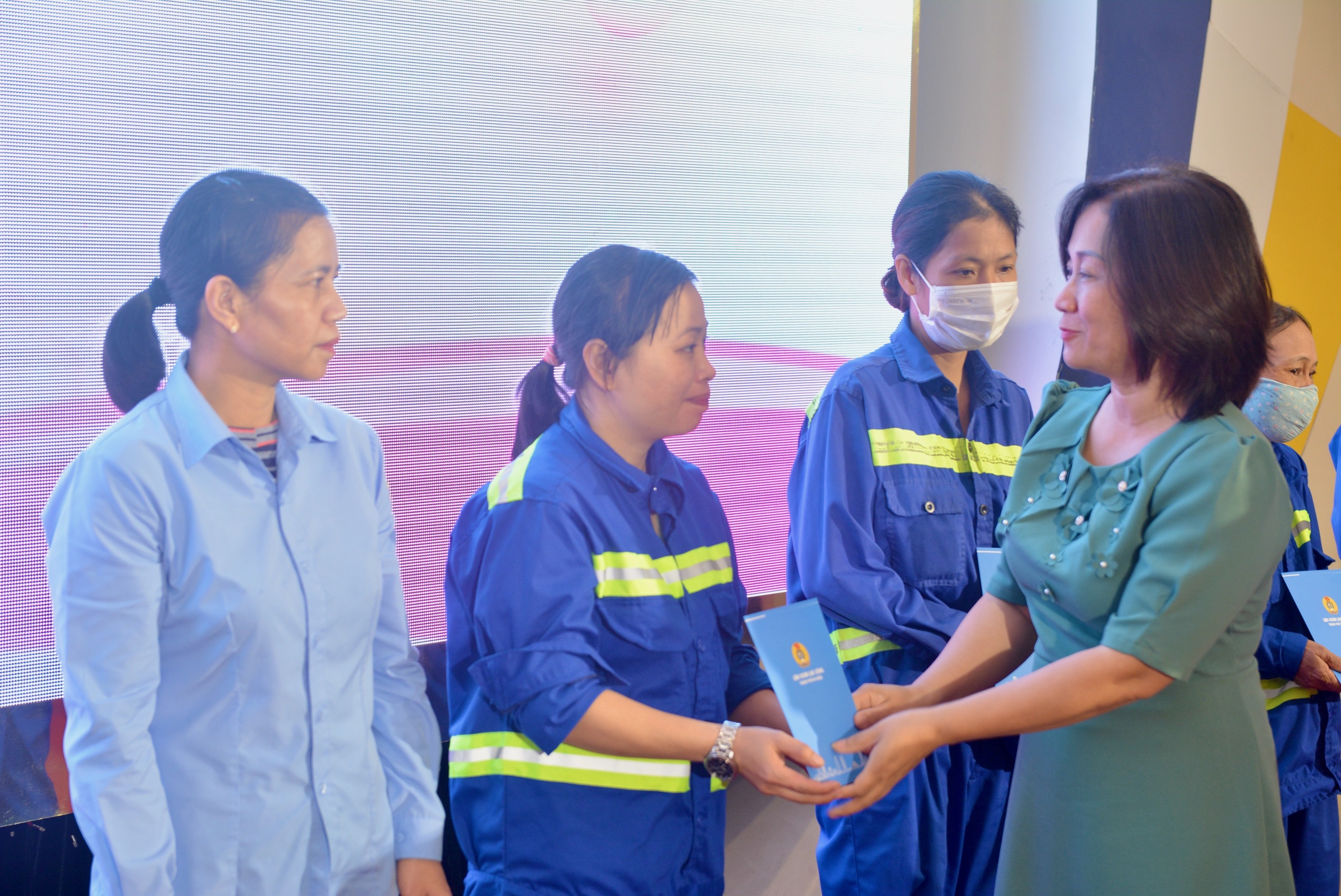 LĐLĐ thành phố Đà Nẵng hỗ trợ 11.300 suất quà cho đoàn viên, người lao động dịp Tết