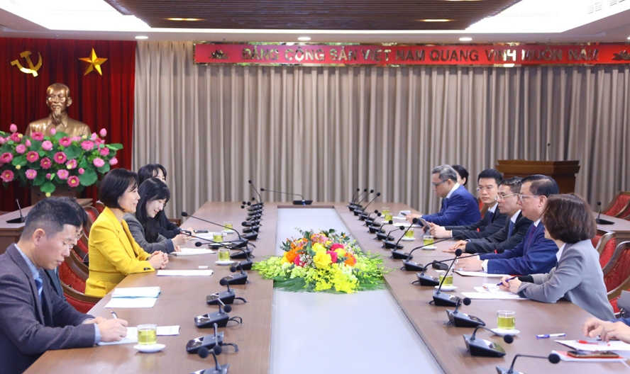 Bí thư Thành ủy Hà Nội Đinh Tiến Dũng tiếp Đại sứ Hàn Quốc Oh Young Ju tới chào xã giao.