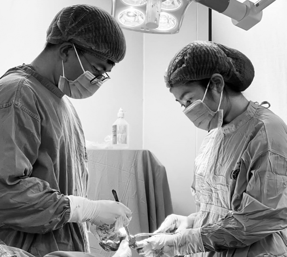 Phẫu thuật cho 2 anh em sinh đôi có hàng trăm khối u