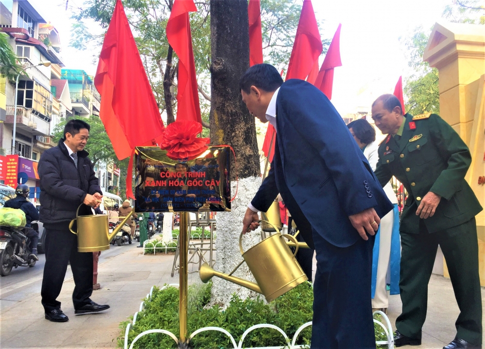 Gắn biển công trình "Xanh hóa gốc cây" chào mừng 50 năm chiến thắng “Hà Nội - Điện Biên Phủ trên không”