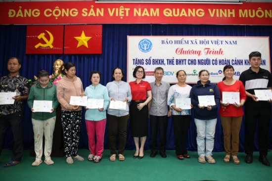 BHXH Việt Nam tặng sổ BHXH và thẻ BHYT cho người dân khó khăn tại TP.HCM