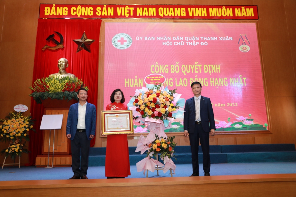 Hội Chữ thập đỏ quận Thanh Xuân vinh dự đón nhận Huân chương Lao động hạng Nhất