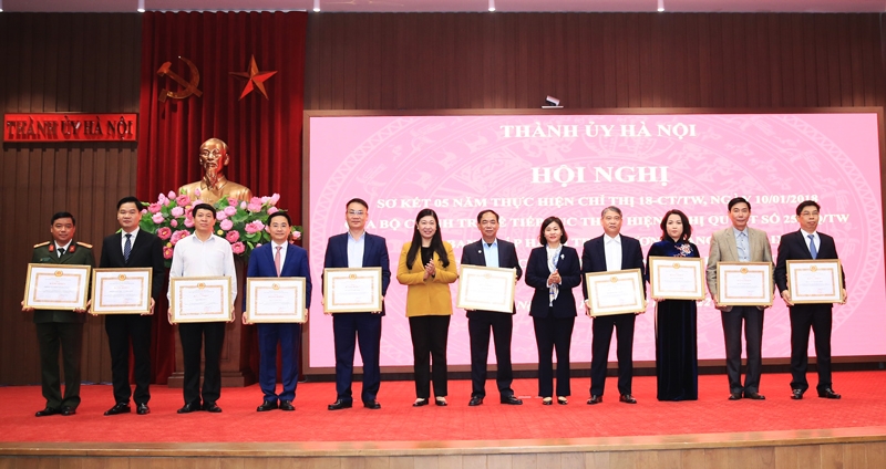 Lãnh đạo thành phố Hà Nội trao Bằng khen tặng các tập thể có thành tích xuất sắc.