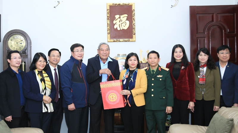 Lãnh đạo thành phố Hà Nội thăm Sư đoàn Phòng không 361, Trung tướng Nguyễn Đức Soát và bà Phạm Thị Viễn