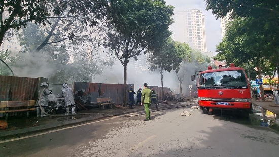 Nhanh chóng dập tắt đám cháy tại quận Nam Từ Liêm