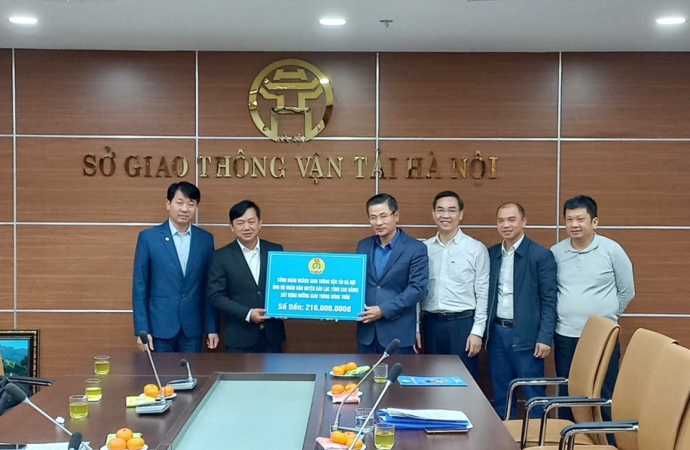 Ngành GTVT Hà Nội ủng hộ huyện Bảo Lạc xây dựng đường giao thông nông thôn