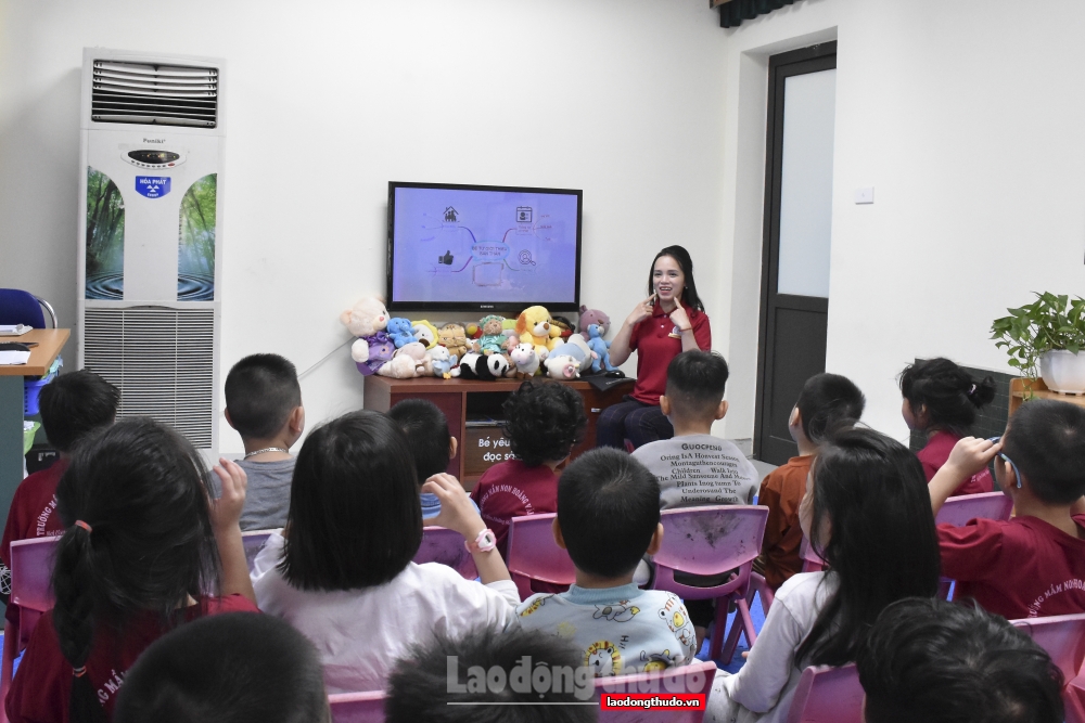 Cô giáo Đặng Thị Thu Trang áp dụng sơ đồ tư duy để nâng cao công tác chăm sóc, giáo dục trẻ mầm non. (Ảnh: P.T)