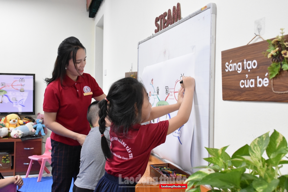 Điều khiến cô giáo Đặng Thị Thu Trang tự hào nhất không phải là những giải thưởng mà chính là tình yêu của học trò. (Ảnh: P.T)