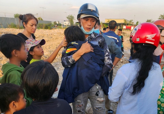 Cứu thành công bé gái 5 tuổi sa xuống hố cọc ép bê tông sâu gần 15m ở Đồng Nai