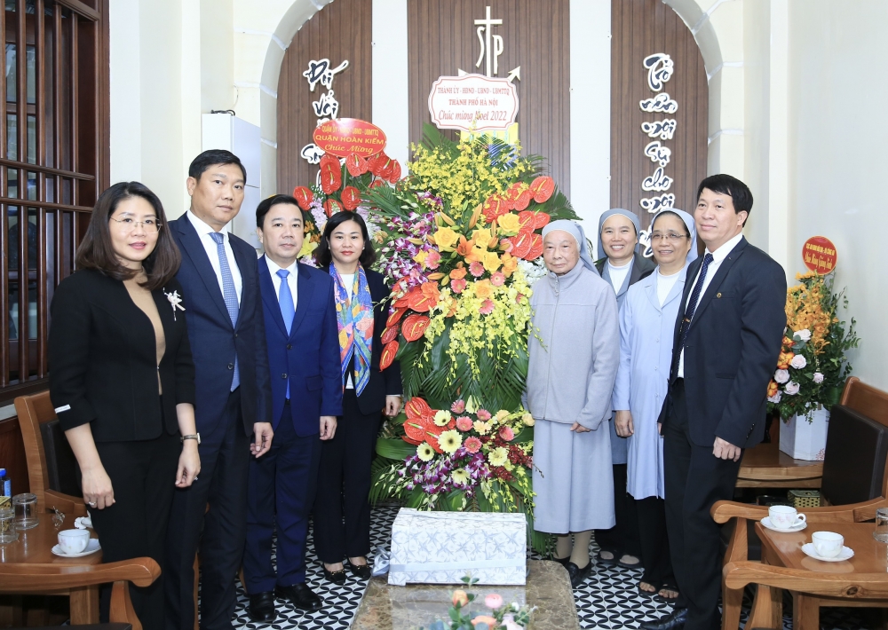 Phó Bí thư Thường trực Thành ủy Nguyễn Thị Tuyến thăm, chúc mừng các nữ tu sĩ nhà thờ Dòng thánh Phaolo