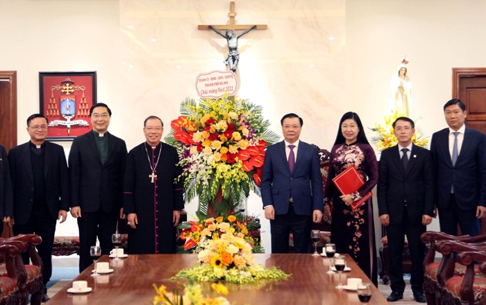 Bí thư Thành ủy Đinh Tiến Dũng chúc mừng Giáng sinh Tòa Tổng giám mục Hà Nội
