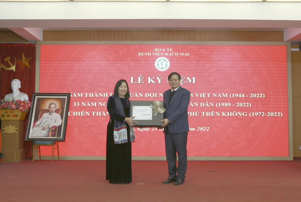 Thăm, tặng quà nhân kỷ niệm 50 năm "Hà Nội - Điện Biên Phủ trên không"
