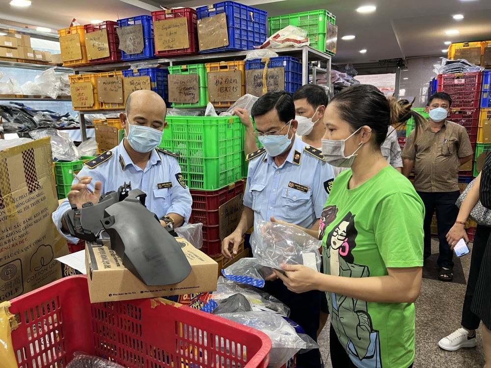 Phát hiện hàng chục nghìn sản phẩm phụ tùng xe máy không rõ xuất xứ tại chợ Tân Thành