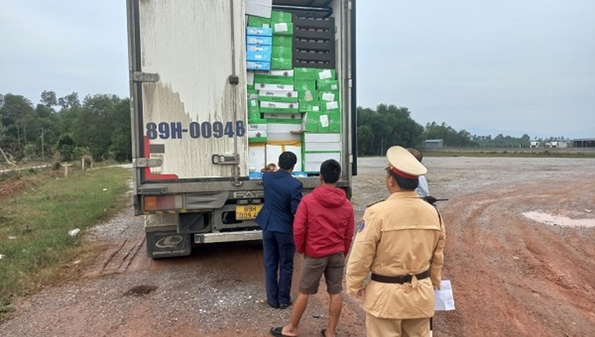 Quảng Bình: Phát hiện ô tô tải vận chuyển hơn 6 tấn thực phẩm không rõ nguồn gốc