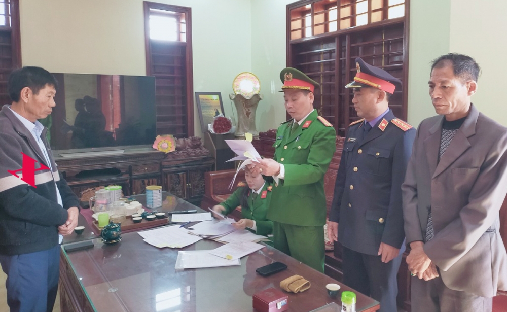Cơ quan CSĐT Công an tỉnh Thanh Hóa đọc lệnh bắt Nguyễn Xuân phượng (bên trái)