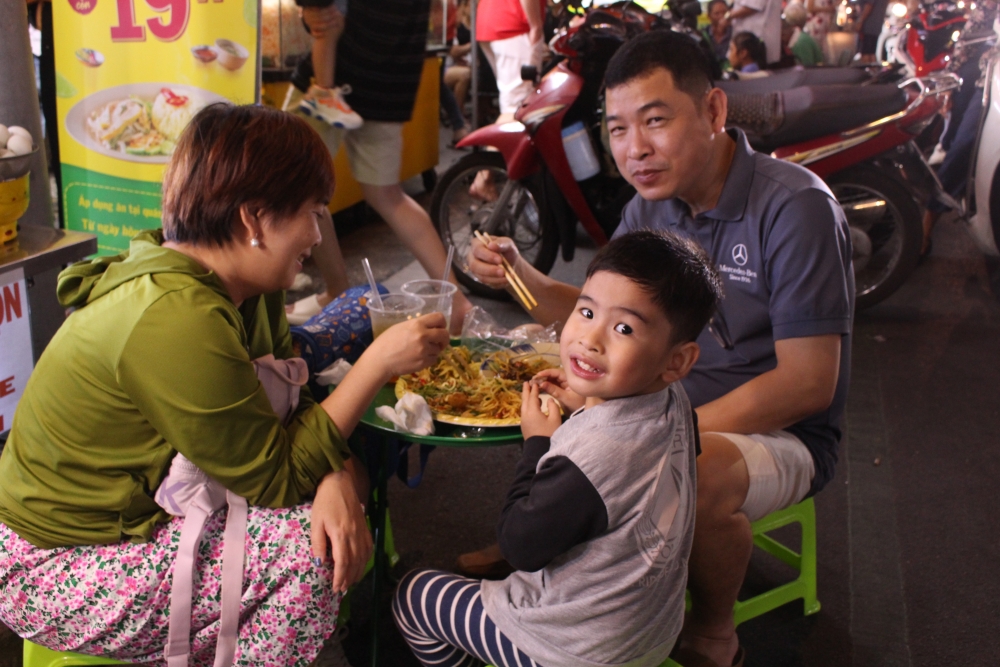Phố ẩm thực Nguyễn Thuợng Hiền tấp nập thực khách