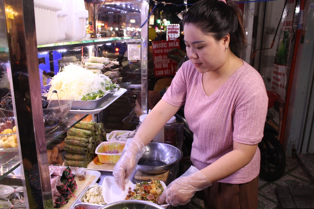 Phố ẩm thực Nguyễn Thuợng Hiền tấp nập thực khách