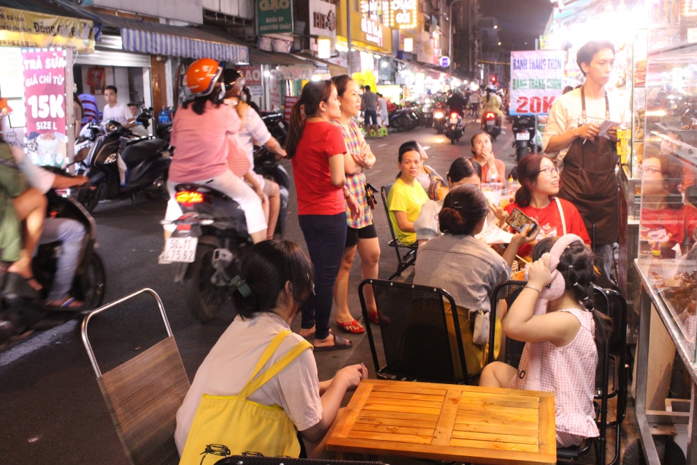 Phố ẩm thực Nguyễn Thuợng Hiền tấp nập thực khách đến tham quan