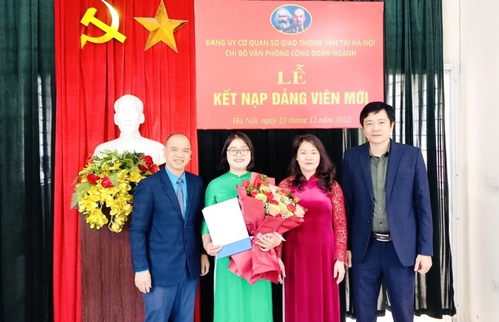Chi bộ Văn phòng Công đoàn ngành GTVT Hà Nội tổ chức kết nạp đảng viên mới