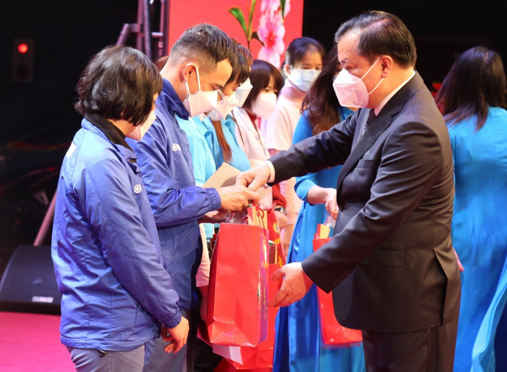 Hà Nội tặng quà Tết cho trên 1,1 triệu người với mức quà từ 300 nghìn đến 2 triệu đồng