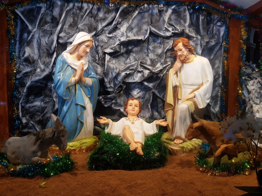 Tiểu cảnh chúa Jesus ra đời được trang trí lung linh trong khuôn viên Nhà thờ Giáo xứ Ba Làng. (Ảnh: Hương Thảo)