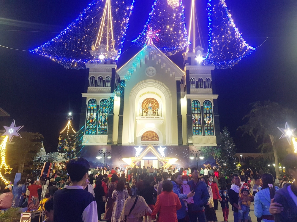 Bắt đầu từ 19h00 giờ ngày 24/12, người dân và du khách tìm đến các Nhà thờ, Giáo xứ để chào đón Giáng sinh. (Ảnh: Hương Thảo)