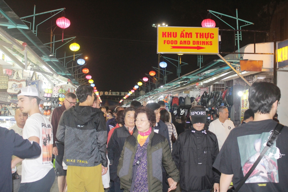 Chợ đêm cũng là điểm đến thu hút nhiều du khách tới tham quan, mua sắm trong đêm Lễ. (Ảnh: Hương Thảo)