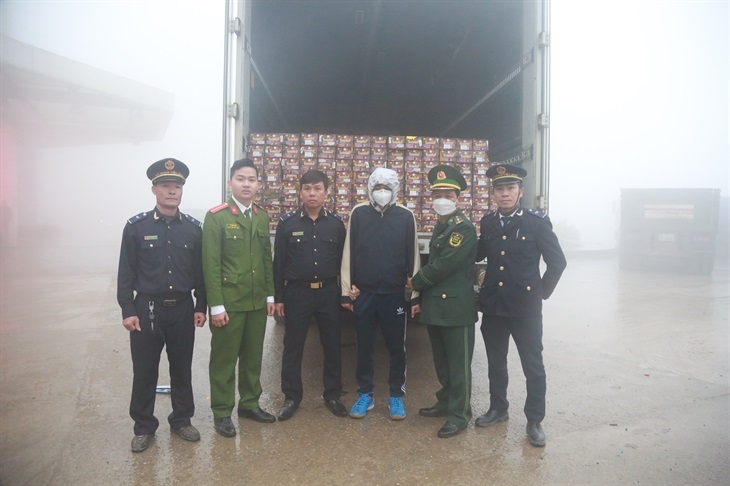 Hà Tĩnh: Bắt giữ đối tượng vận chuyển 130kg pháo lậu