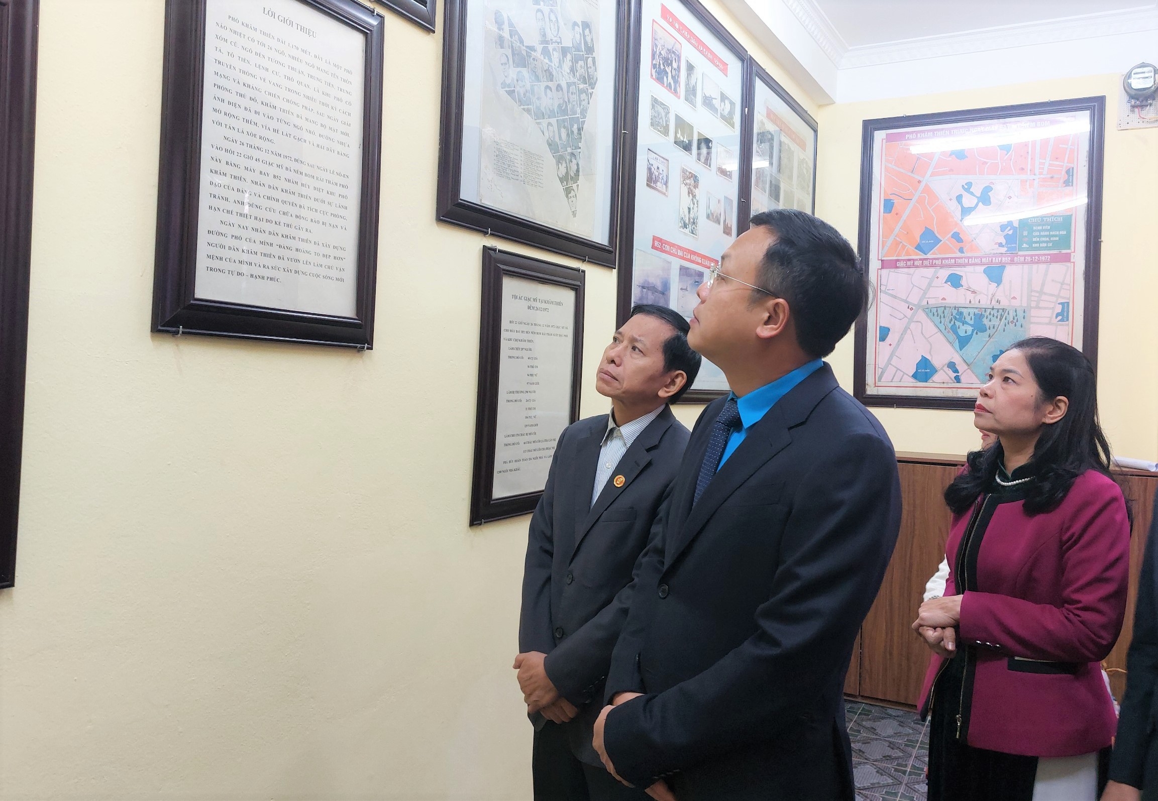Lãnh đạo LĐLĐ thành phố Hà Nội dâng hương tại Đài tưởng niệm Khâm Thiên
