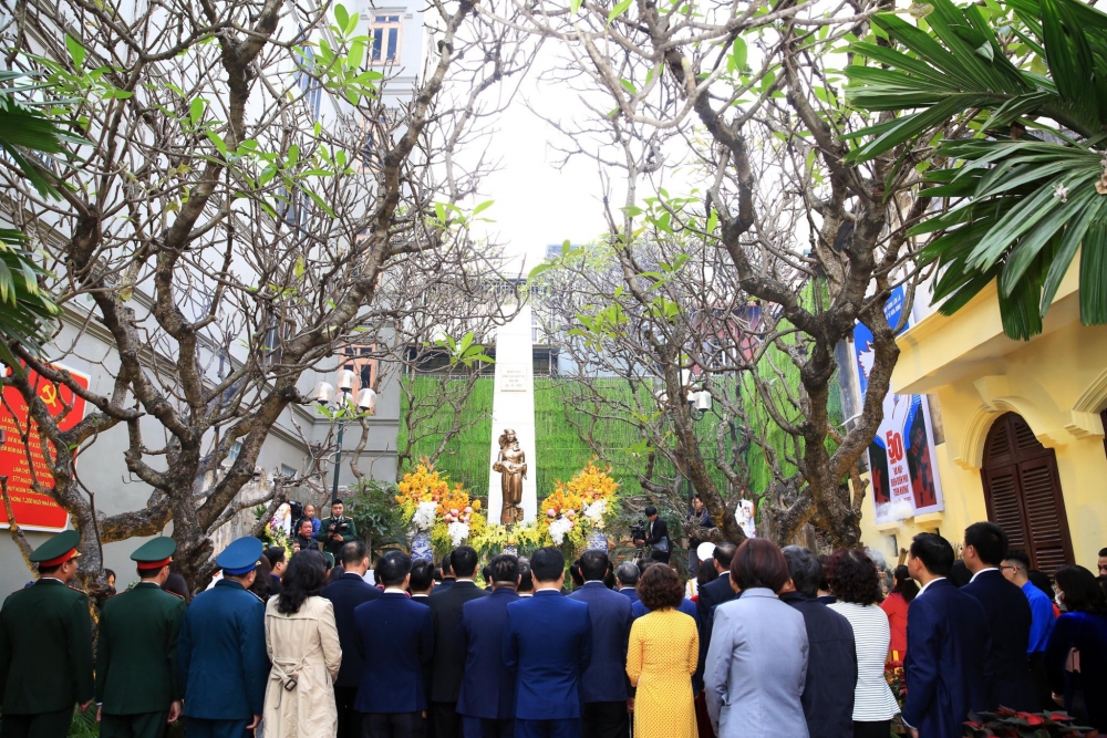 Lãnh đạo thành phố Hà Nội dâng hương tại Di tích Đài tưởng niệm Khâm Thiên