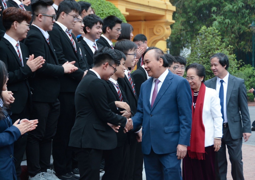 Chủ tịch nước Nguyễn Xuân Phúc vui mừng đón học sinh đoạt giải Olympic và Khoa học kỹ thuật quốc tế tại Phủ Chủ tịch.