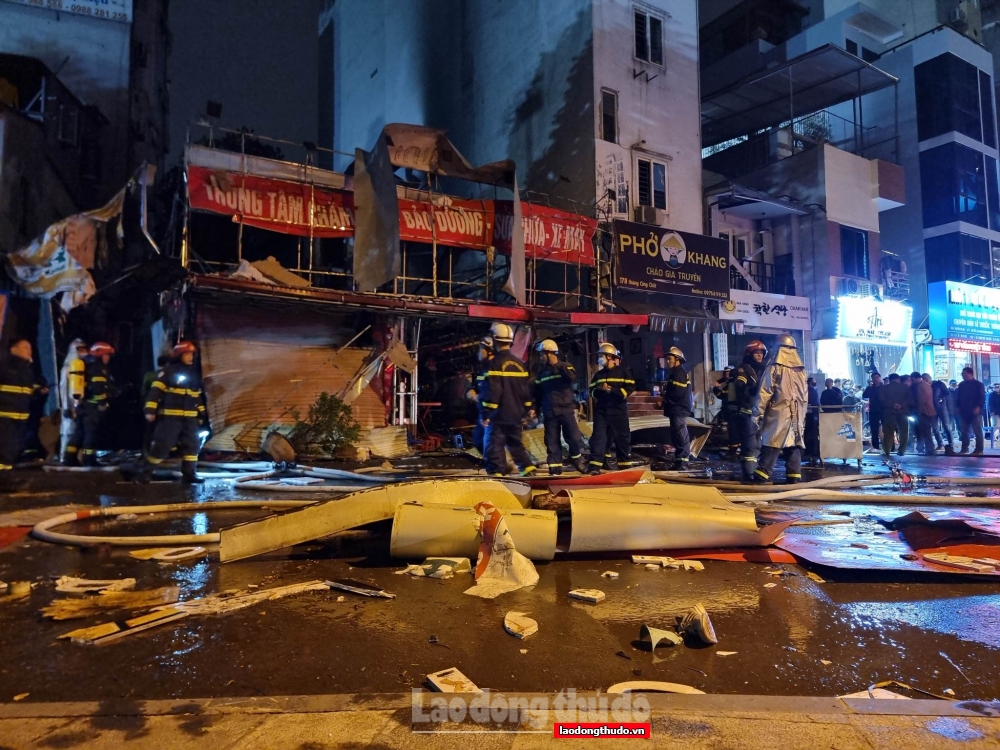 Cháy lớn ở cửa hàng sửa xe máy phường Phú Diễn, 3 người phải cấp cứu