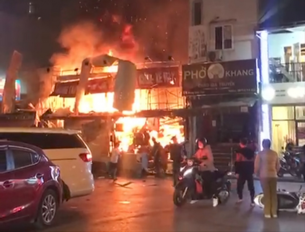 Cháy lớn ở cửa hàng sửa xe máy phường Phú Diễn, 3 người phải cấp cứu