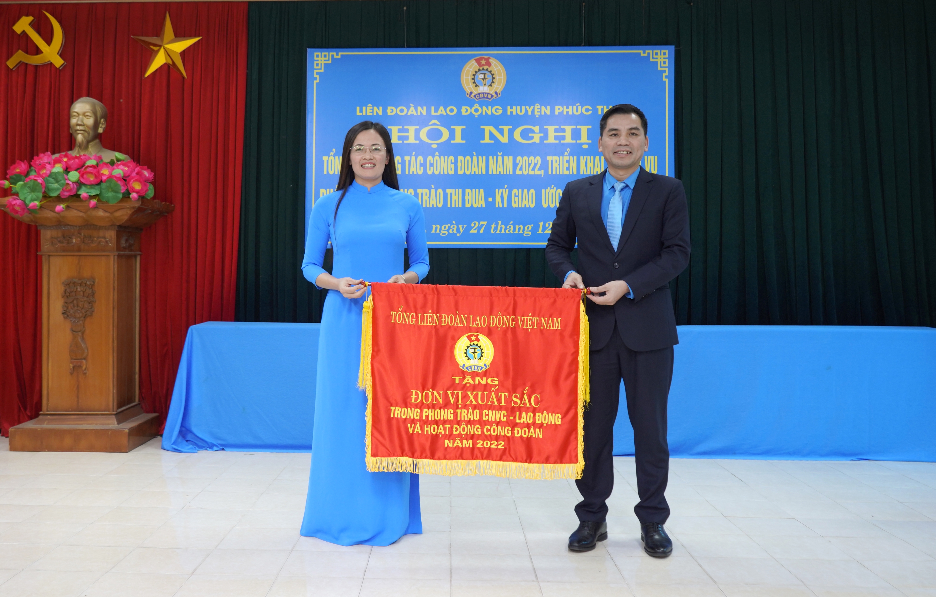 Công đoàn huyện Phúc Thọ đón nhận Cờ thi đua xuất sắc của Tổng LĐLĐ Việt Nam