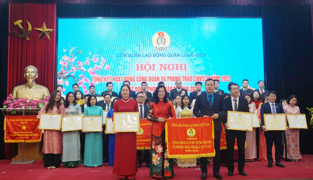 LĐLĐ quận Long Biên được tặng Cờ thi đua xuất sắc của Ủy ban nhân dân Thành phố