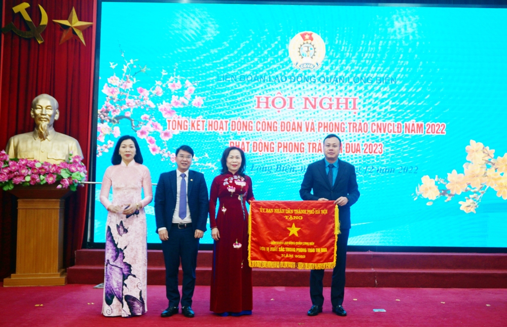 LĐLĐ quận Long Biên được tặng Cờ thi đua xuất sắc của Ủy ban nhân dân Thành phố
