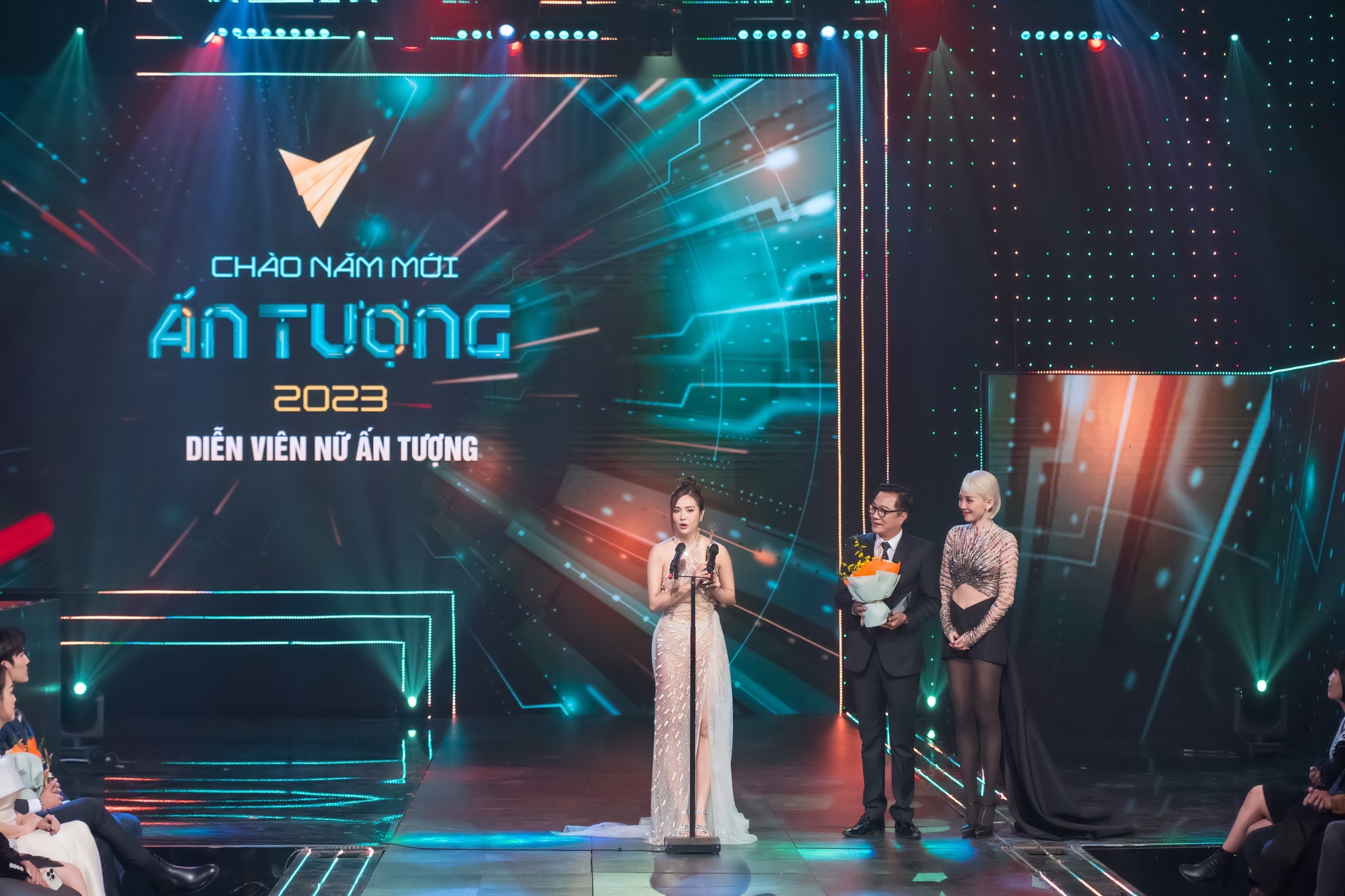 Phan Minh Huyền xúc động rơi nước mắt khi thắng giải Nữ diễn viên ấn tượng VTV Award 2022