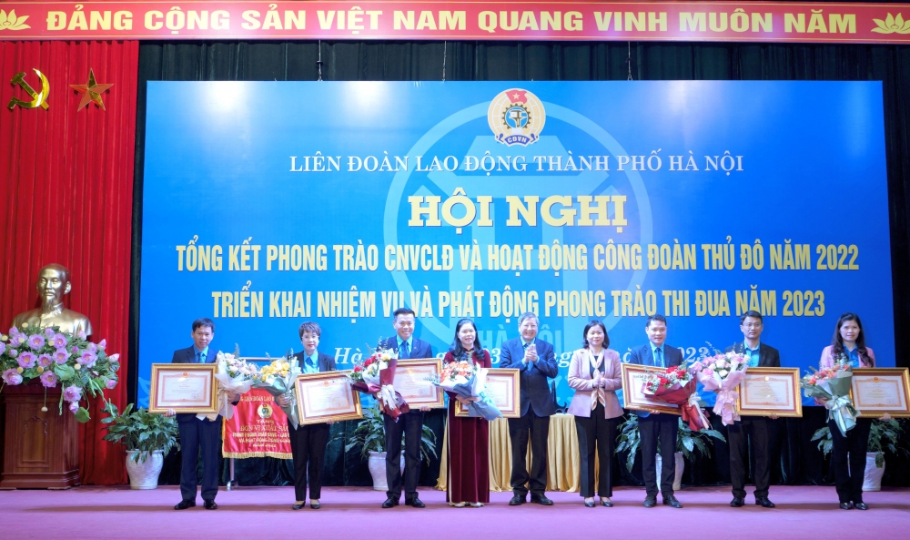 Tổng Biên tập báo Lao động Thủ đô Lê Thị Bích Ngọc vinh dự đón nhận Bằng khen của Thủ tướng Chính phủ