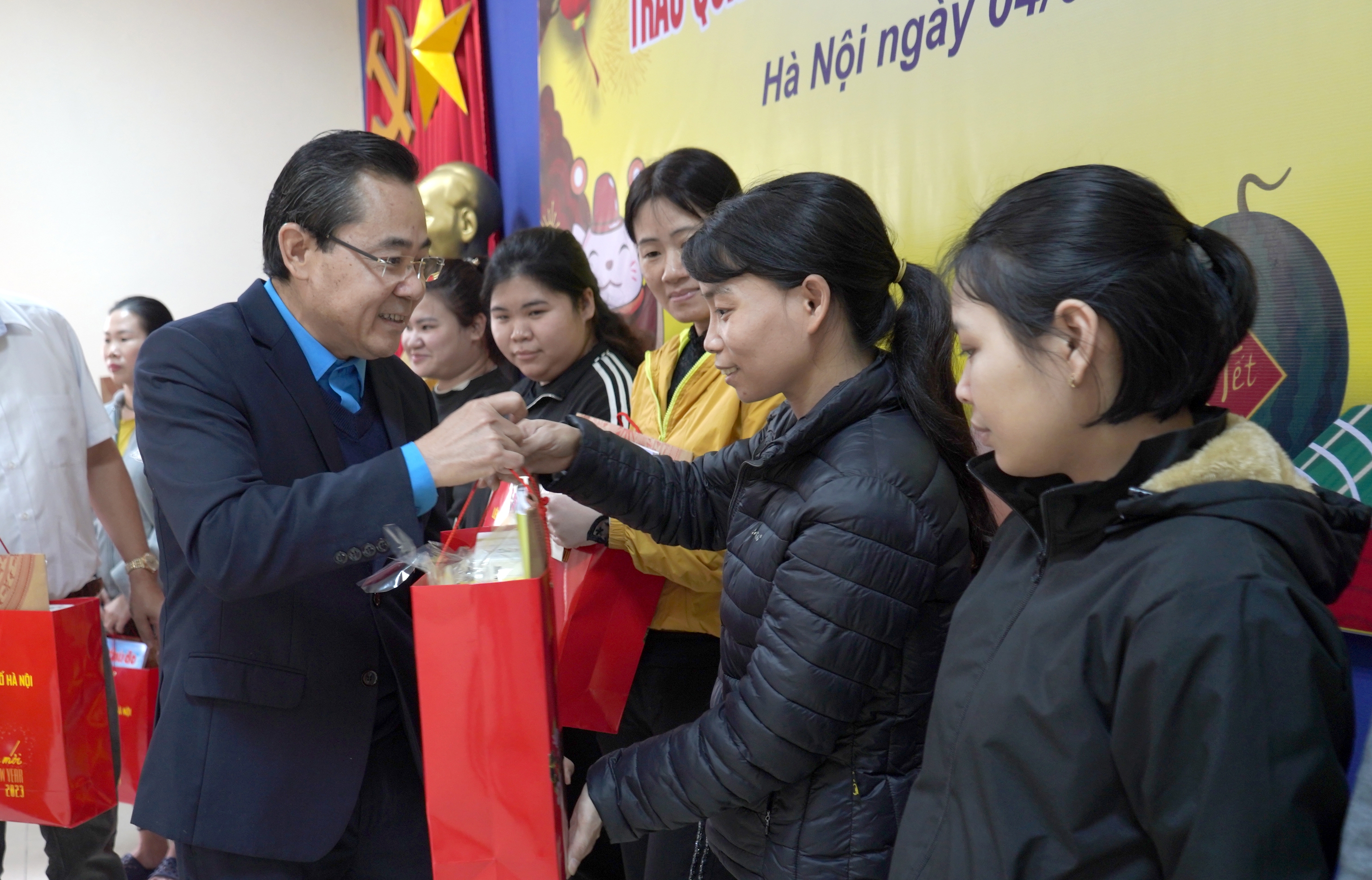 Người lao động ngành Dệt May Hà Nội đón nhận quà Tết từ tổ chức Công đoàn Thủ đô