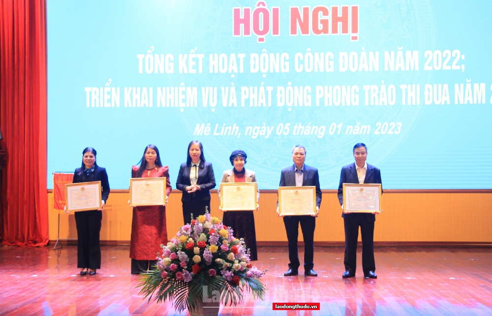 LĐLĐ huyện Mê Linh vinh dự nhận Cờ thi đua xuất sắc năm 2022 của LĐLĐ Thành phố
