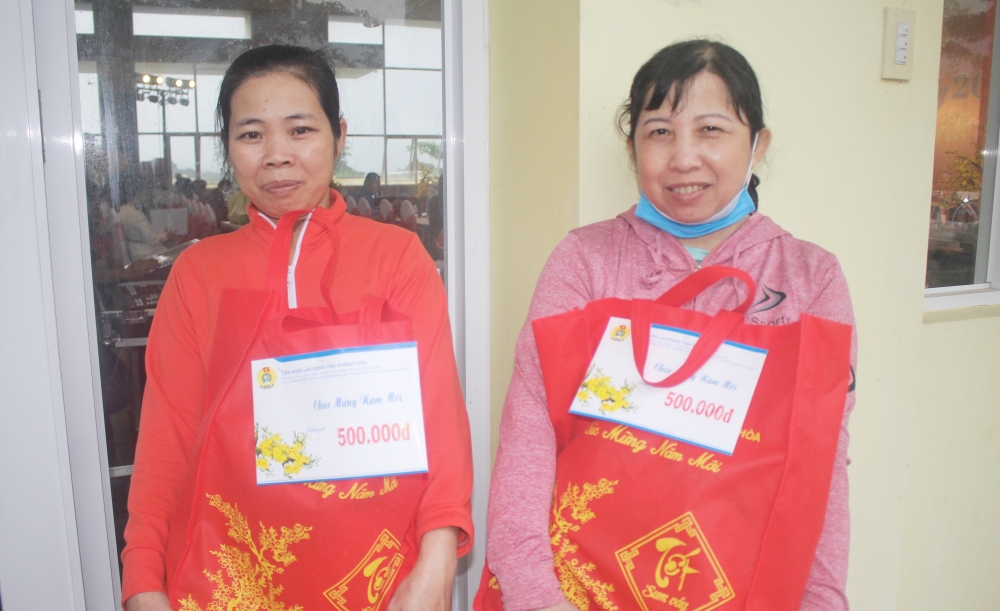 Chị Trần Thị Thu Trúc (áo hồng) và đồng nghiệp vui mừng khi nhận được quà Tết. (Ảnh: Hương Thảo)