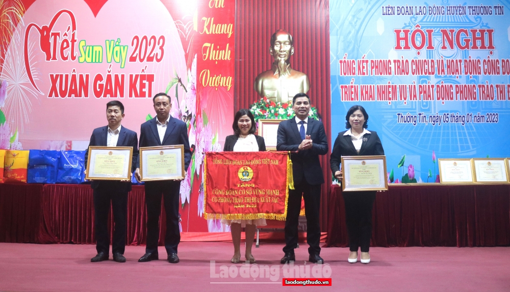 Liên đoàn Lao động huyện Thường Tín đón nhận Bằng khen của Thủ tướng Chính phủ