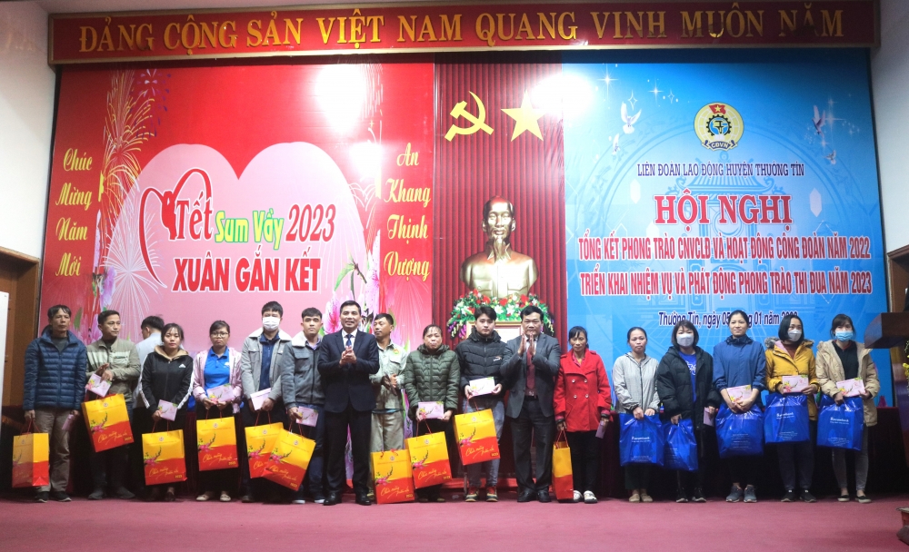Liên đoàn Lao động huyện Thường Tín đón nhận Bằng khen của Thủ tướng Chính phủ