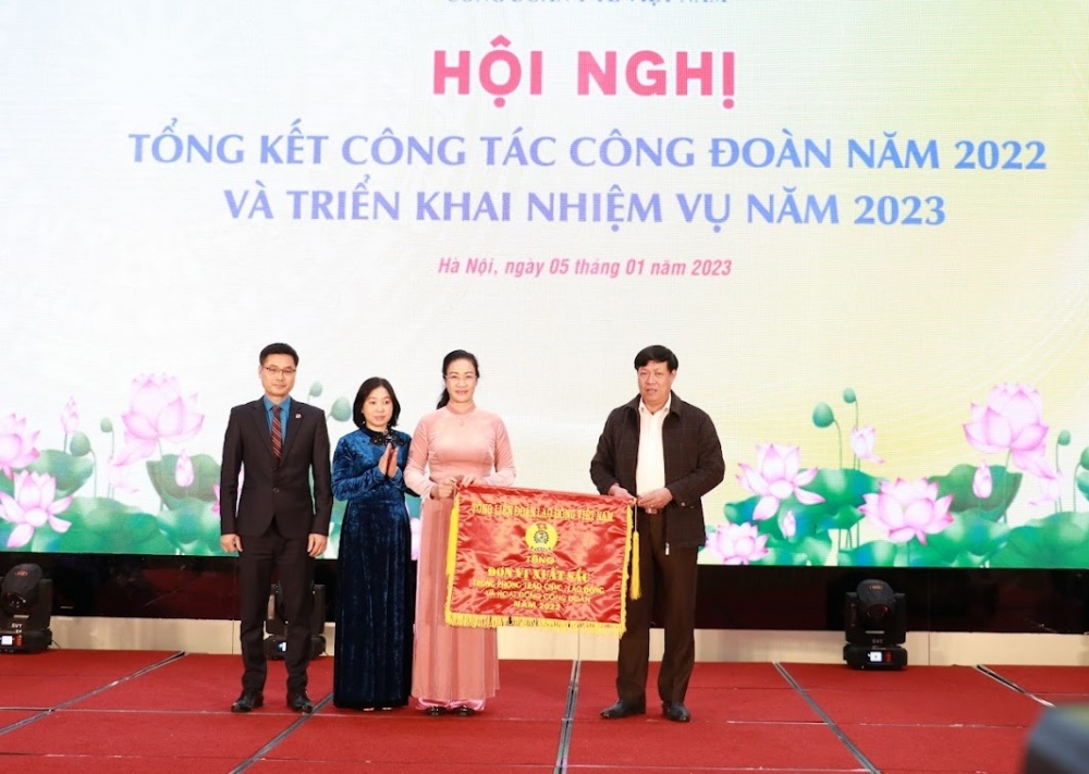 Xứng đáng với Cờ thi đua xuất sắc của Tổng Liên đoàn Lao động Việt Nam