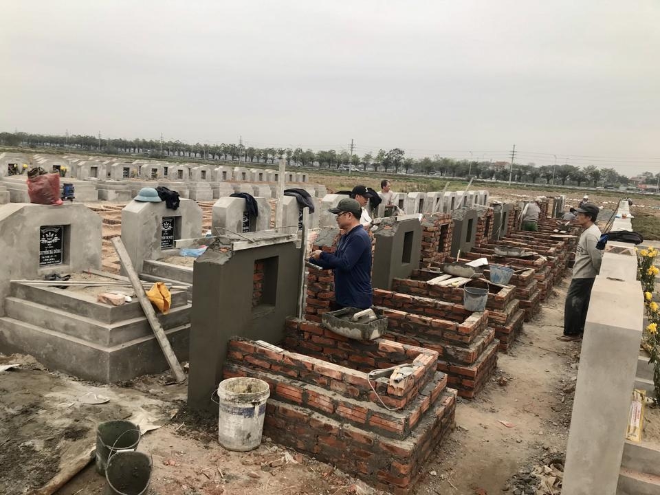 Các hộ gia đình khẩn trương hoàn thiện việc xây cất mộ sau di dời và nghĩa trang thôn Phượng Mỹ, xã Mỹ Hưng (ảnh chụp ngày 27/12/2022). Ảnh: Ánh Ngọc