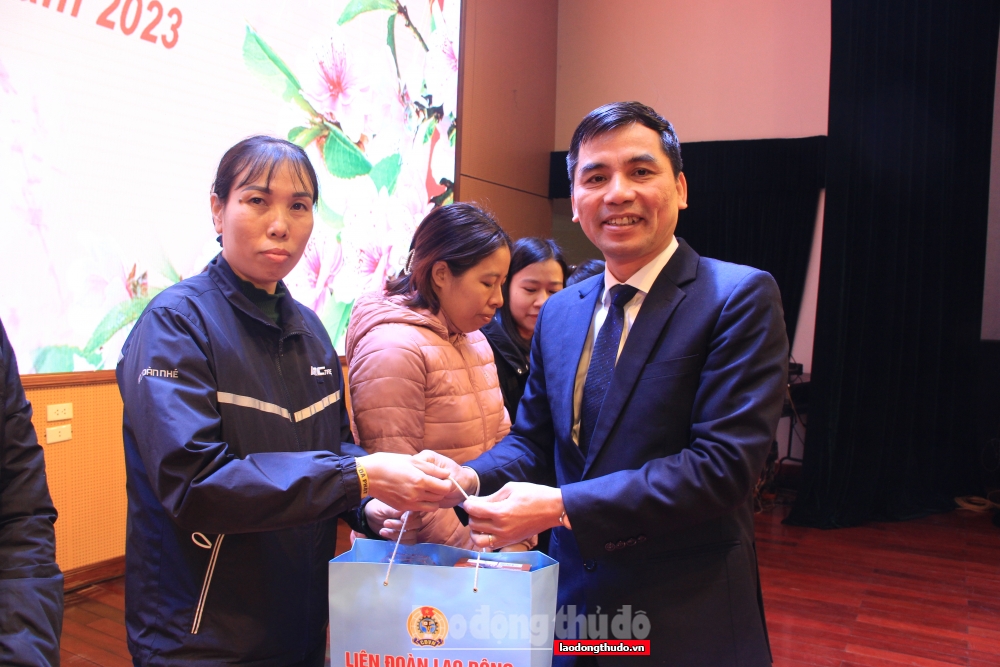 Trên 500 suất quà Tết được trao cho đoàn viên, người lao động khó khăn huyện Mê Linh