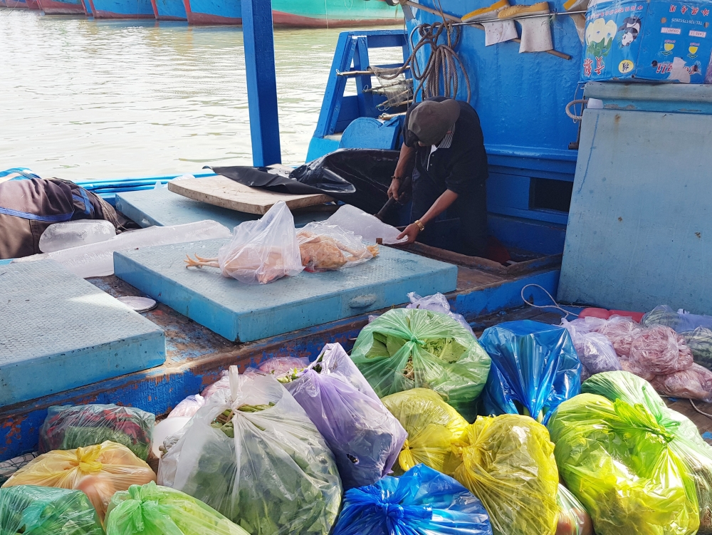 Ngư dân Khánh Hòa nhộn nhịp lấy thực phẩm, vươn khơi đánh bắt, ăn Tết. (Ảnh: Hương Thảo)