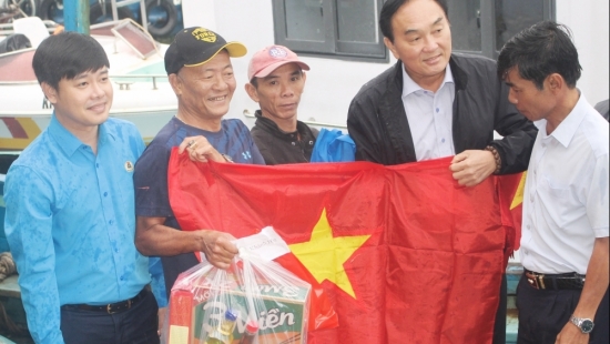 Khánh Hòa: Công đoàn đồng hành cùng ngư dân ra khơi đầu năm