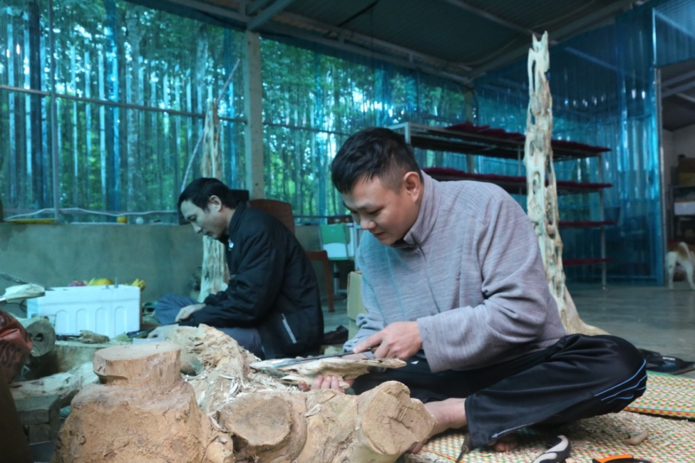 Hà Tĩnh: Phúc Trạch vào mùa sản xuất hương trầm phục vụ Tết Nguyên đán Quý Mão